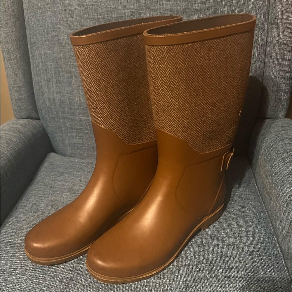 G.H. Bass and Co Wellies. Sleek rain boots yall. I upgraded to a higher throat.